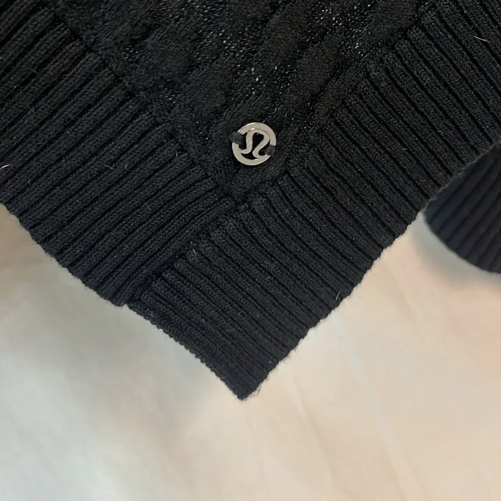 Lululemon Divinity Poncho Scarf Woven, Black, One Size. Chic Workout Coverup